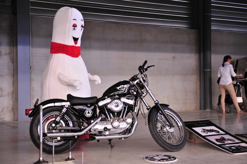 quilles mascotte bowling et moto noire